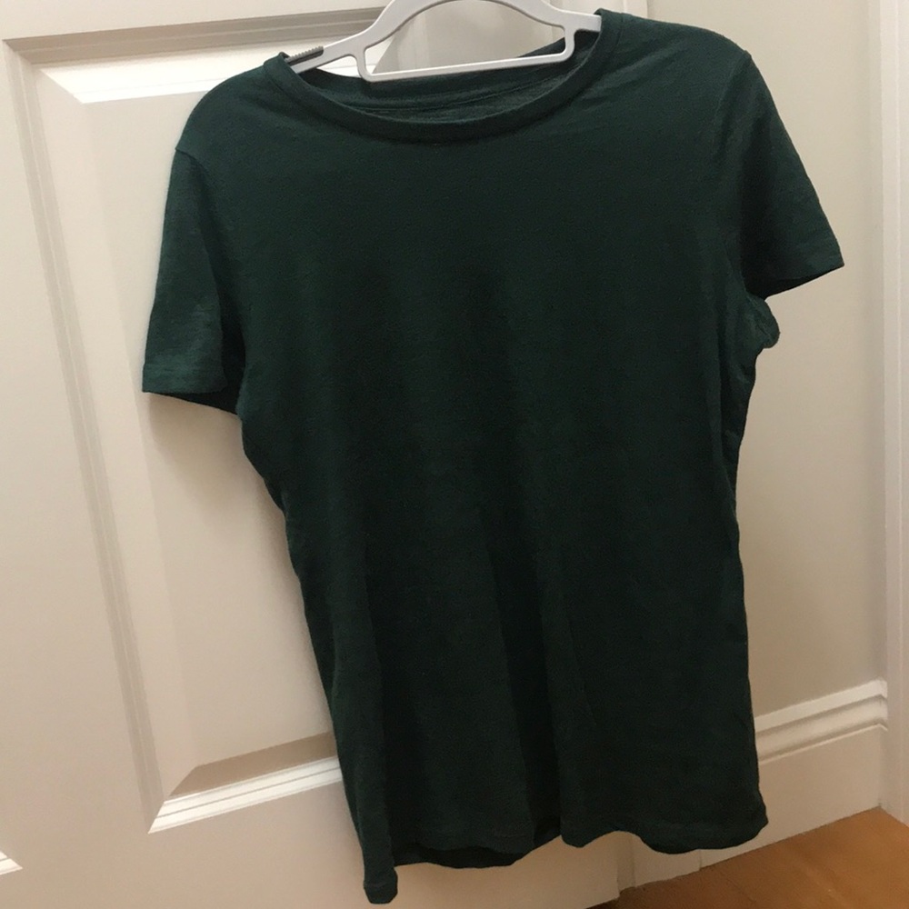 The perfect hunter green Tee, size Med